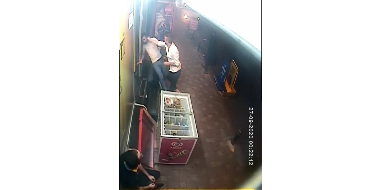 İstanbul’un göbeğinde meydan kavgası kamerada: 4 yaralı
