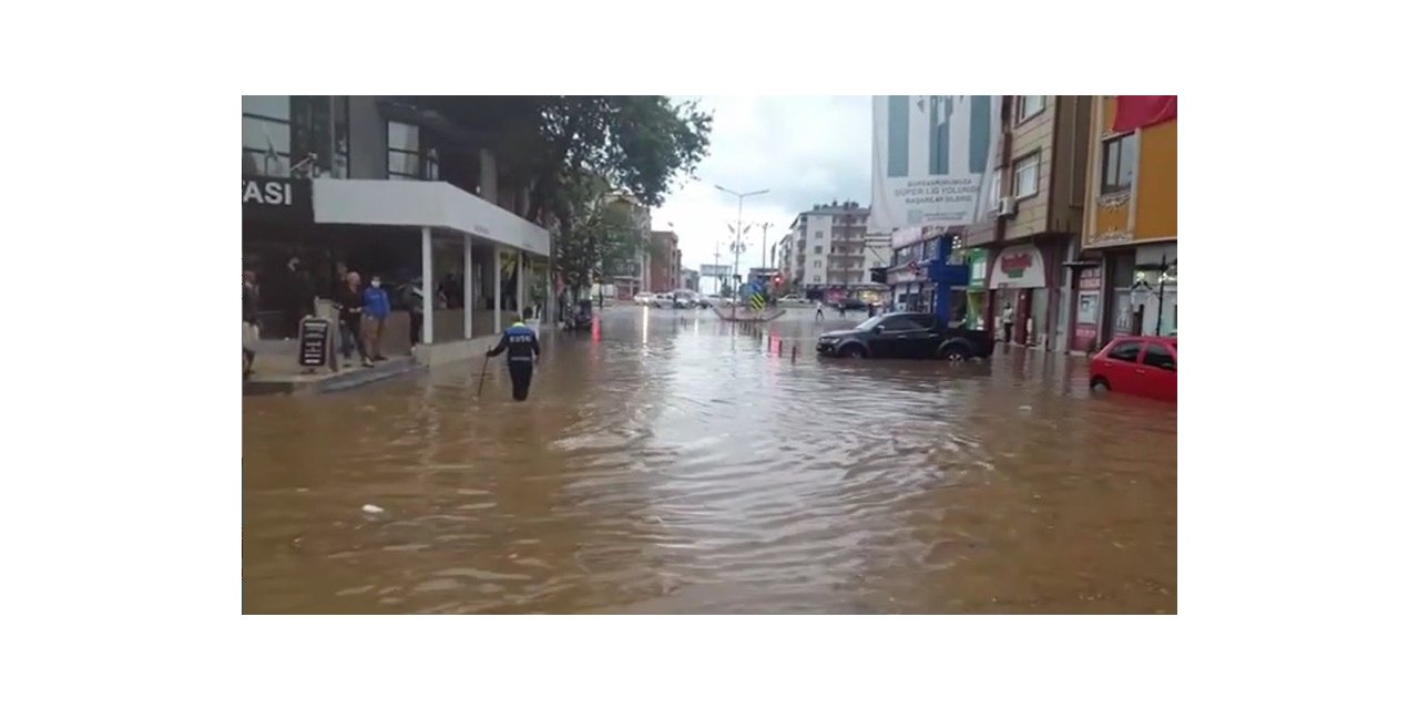 Denizi sel götürdü