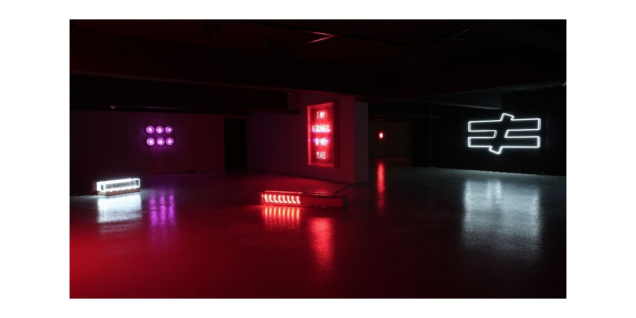 Neon ve ışığın çağdaş sanata yansıması bu sergide