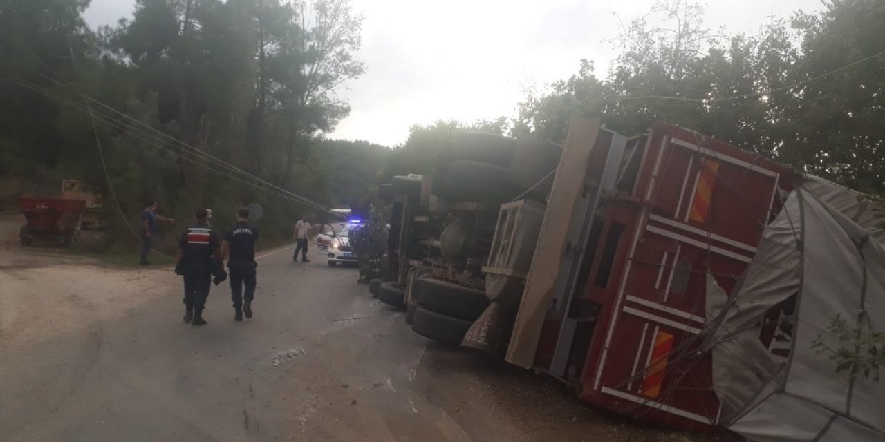 Sebze yüklü kamyonun devrildi, sürücü yaralandı