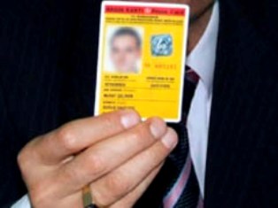 Akreditasyon bitti kartı olan maçı izler