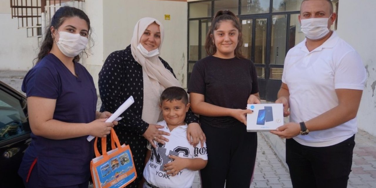 Finike Belediyesi öğrencilere tablet dağıttı