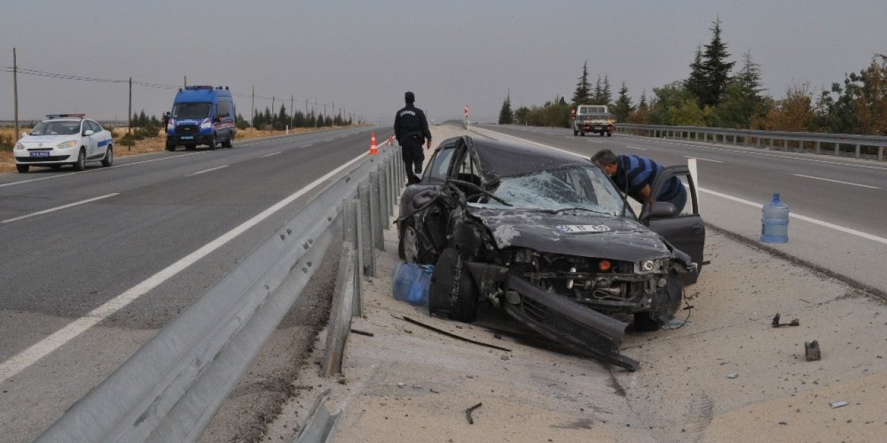 Kontrolden çıkan otomobil bariyerlere çarptı: 1 yaralı