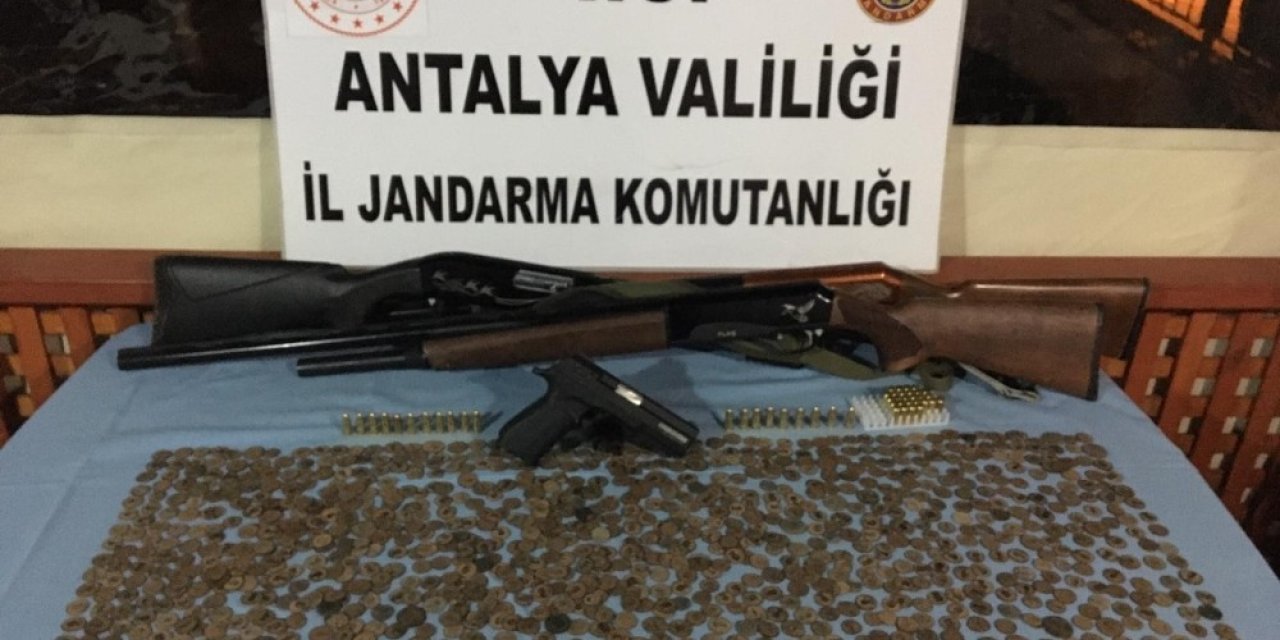 Antalya’da bir eve yapılan baskınla bin 83 tarihi sikke ele geçirildi
