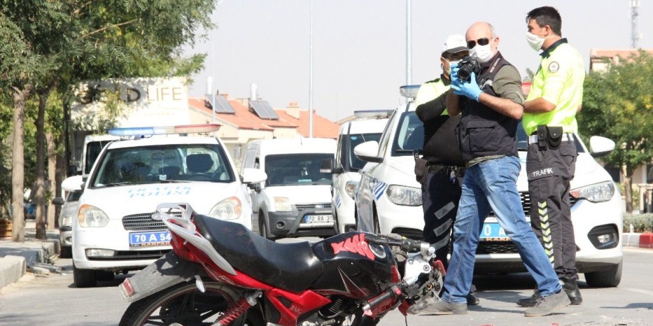 Midibüse çarpan motosikletin yakıt deposu yarıldı: 2 yaralı