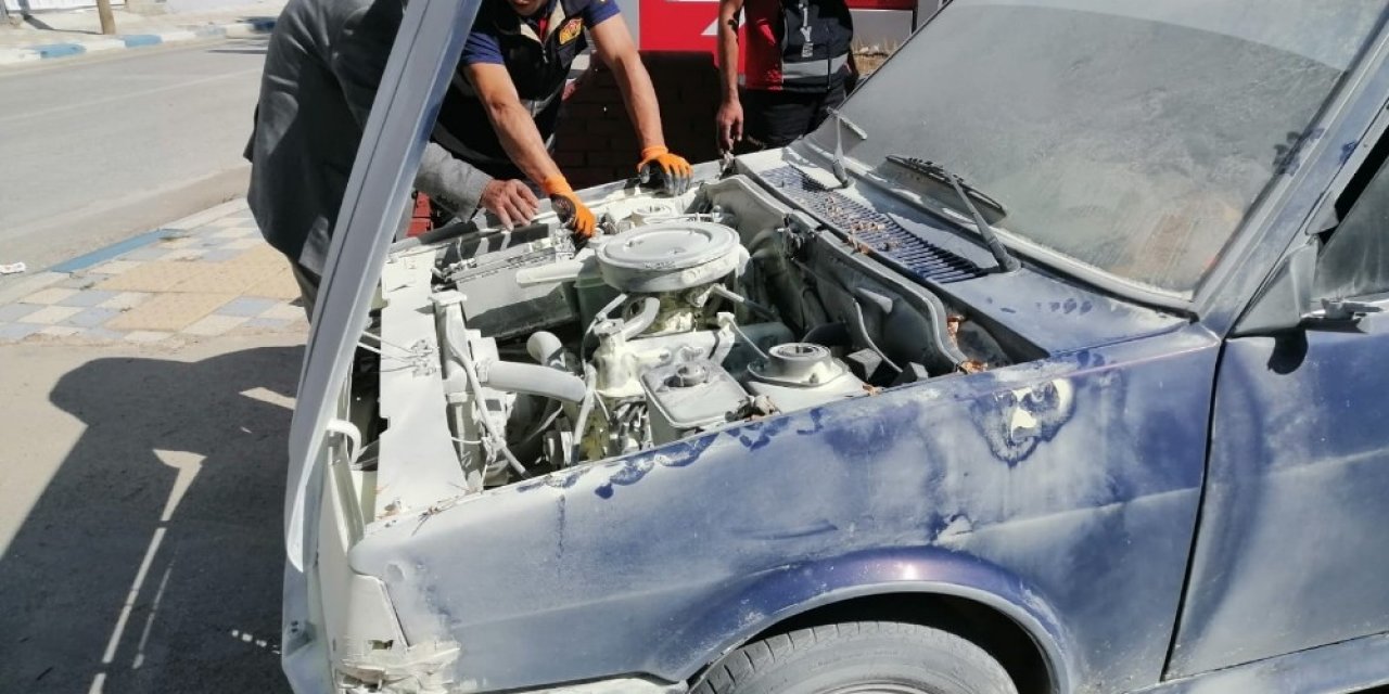 Otomobilde çıkan yangın büyümeden söndürüldü
