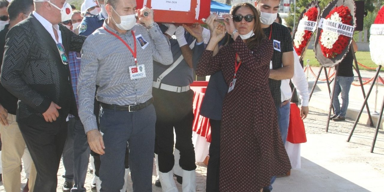 Otobüste kalp krizi geçiren emekli emniyet müdürünün naaşını eşi ve oğlu taşıdı