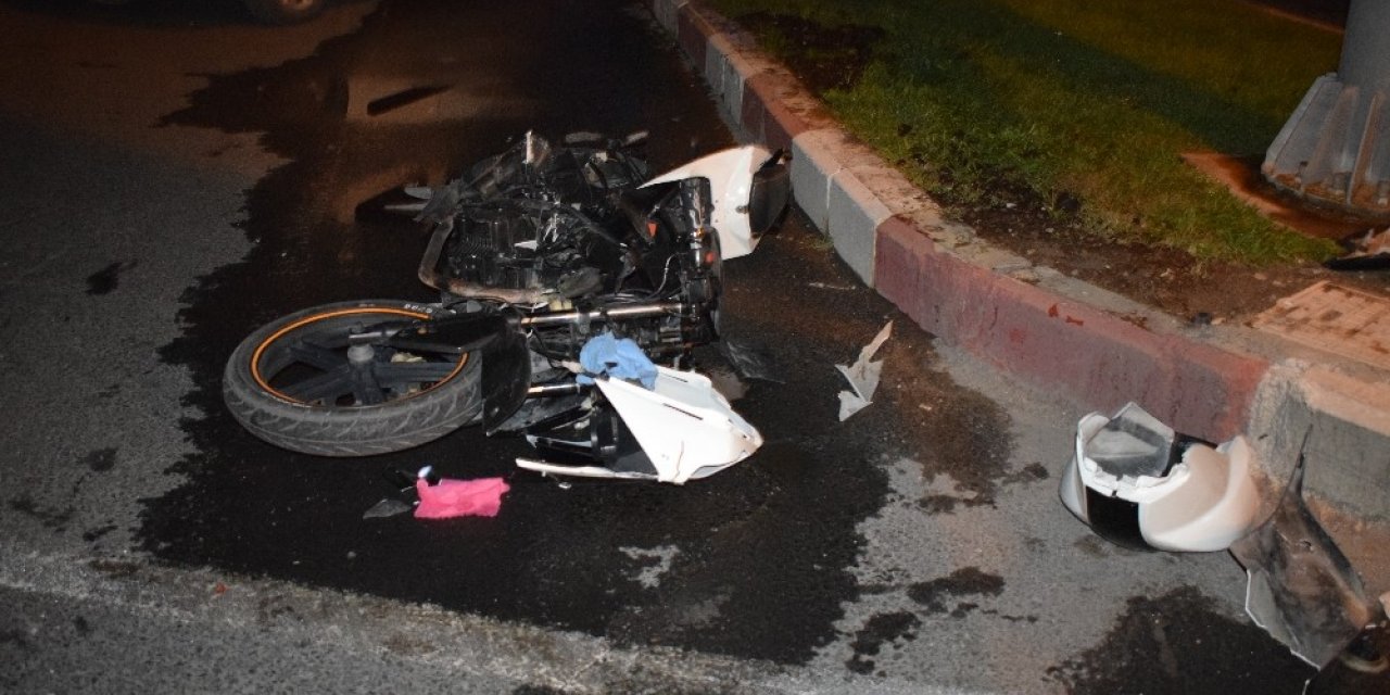Otomobille çarpışan motosiklet hurdaya döndü: 1 yaralı