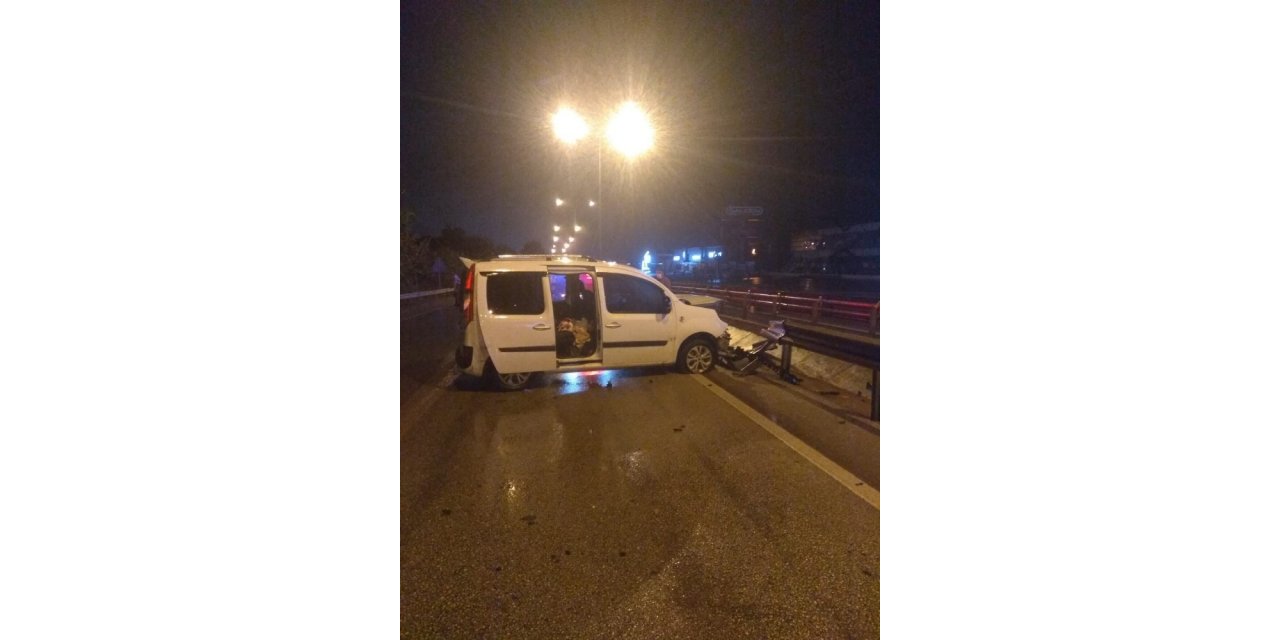Bursa’da hafif ticari araç bariyerlere çarptı: 1 yaralı