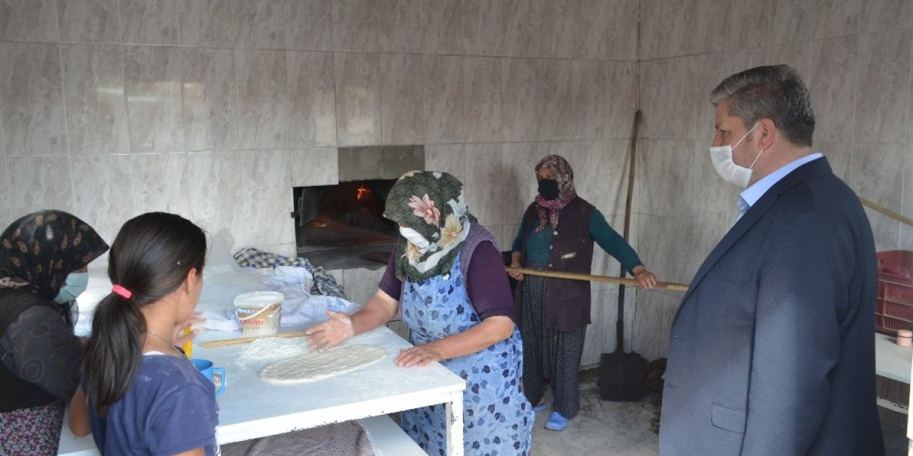 Bünyanlı kadınlar ekmeklerini mahalle fırınında pişiriyor