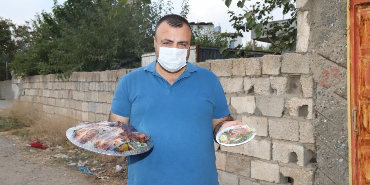 Karantinadaki ailelere kebap ikramı