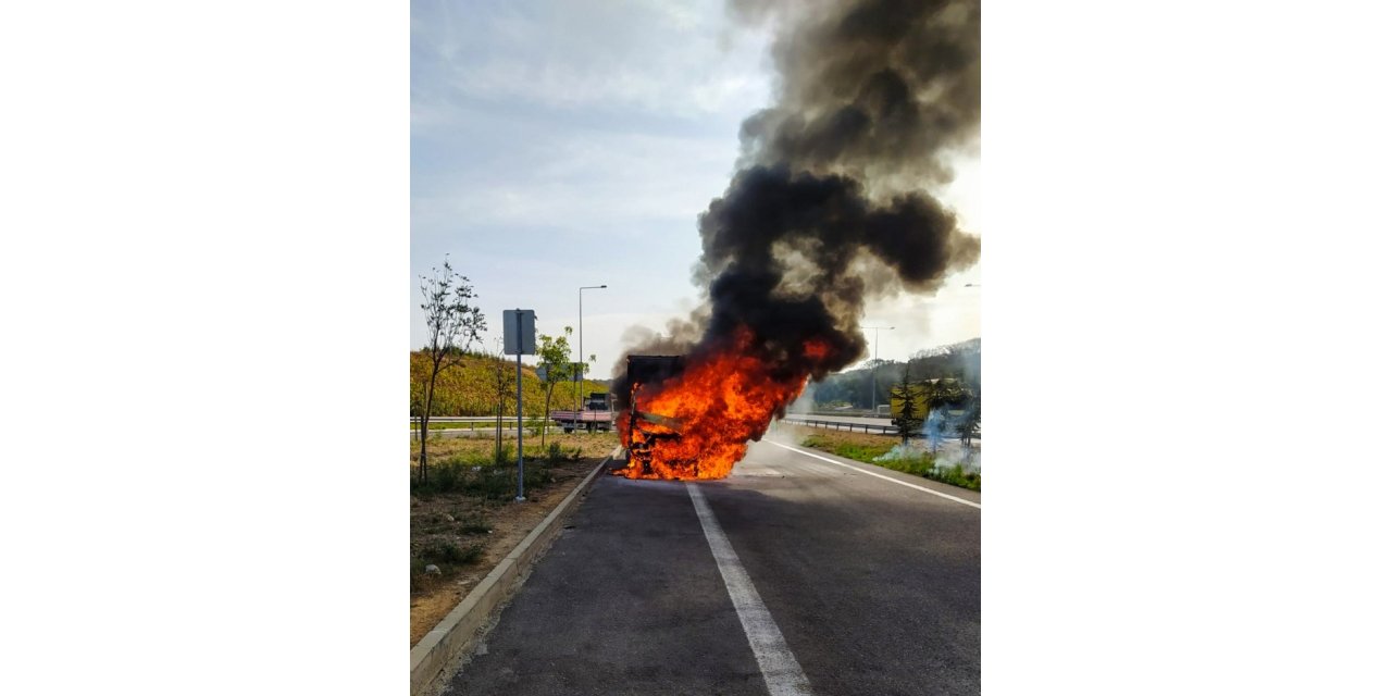 Sarıyer’de seyir halindeki kamyonet alev topuna döndü