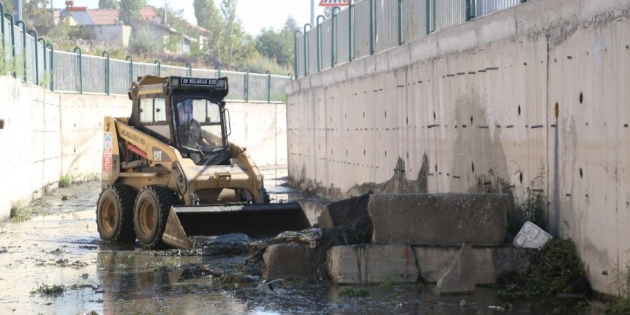 Yağışlara karşı Melikgazi genelinde yağmur suyu kanalları temizleniyor