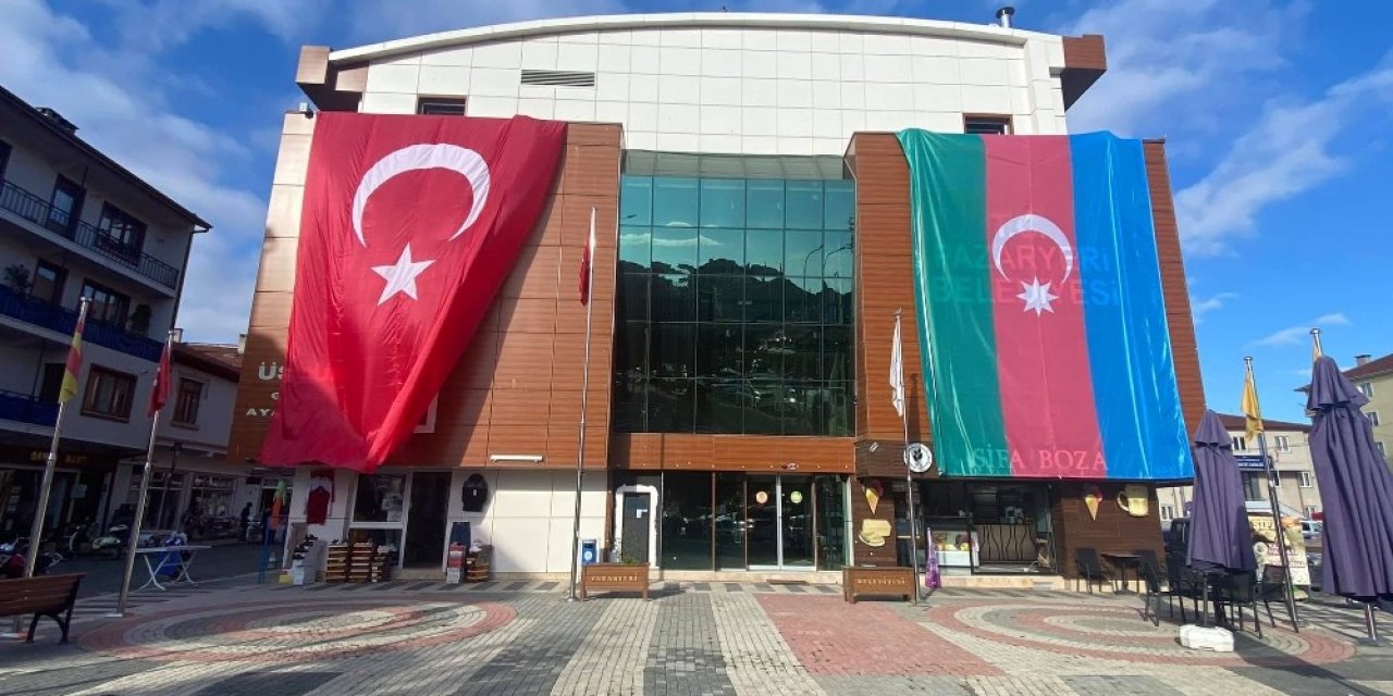 Pazaryeri Belediye binasına dev Azerbaycan bayrağı asıldı