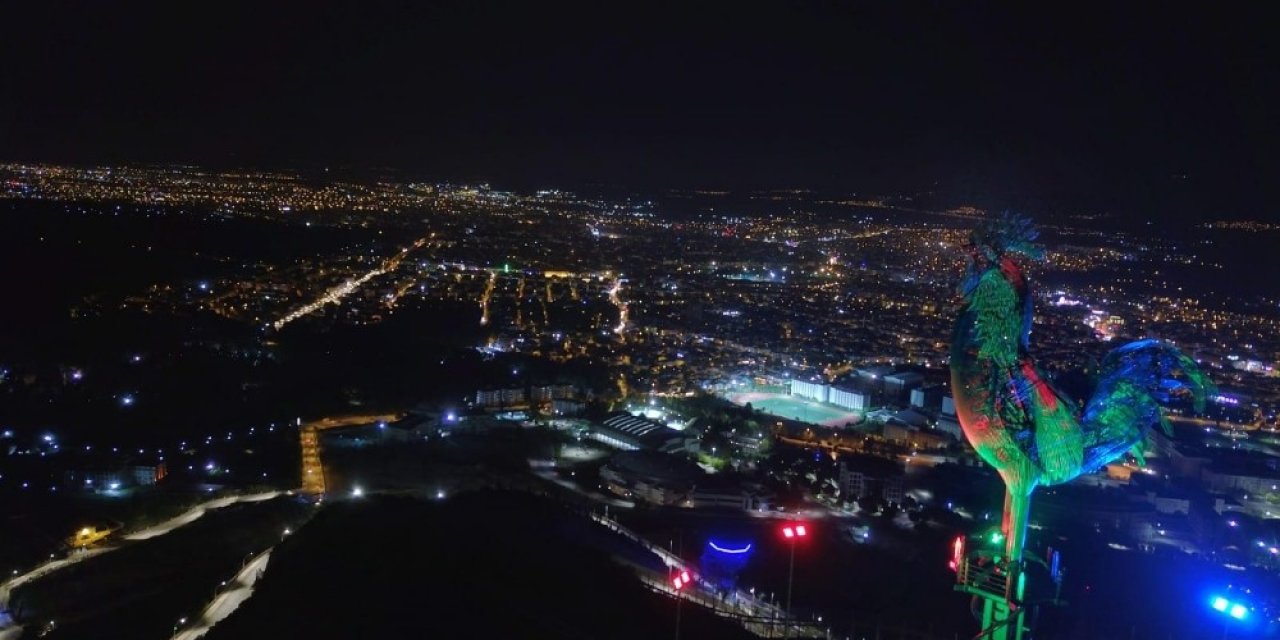 Dev horoz heykeli Azerbaycan’ın renklerine büründü