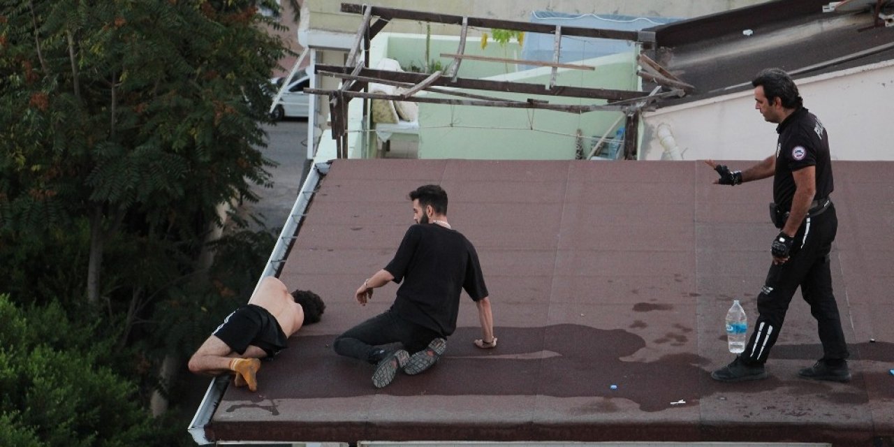 Dört katlı binanın çatısının ucunda sızıp kaldı, yürekleri ağızlara getirdi