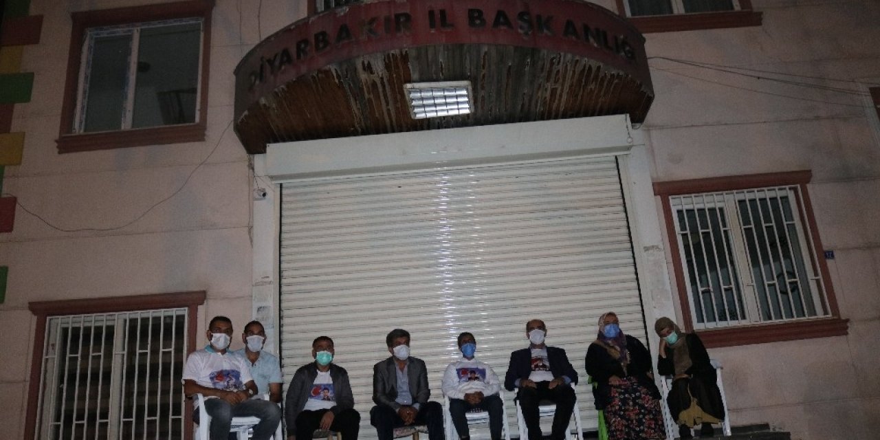 HDP önünde evlat nöbeti tutan aileler, gece nöbetine geçti