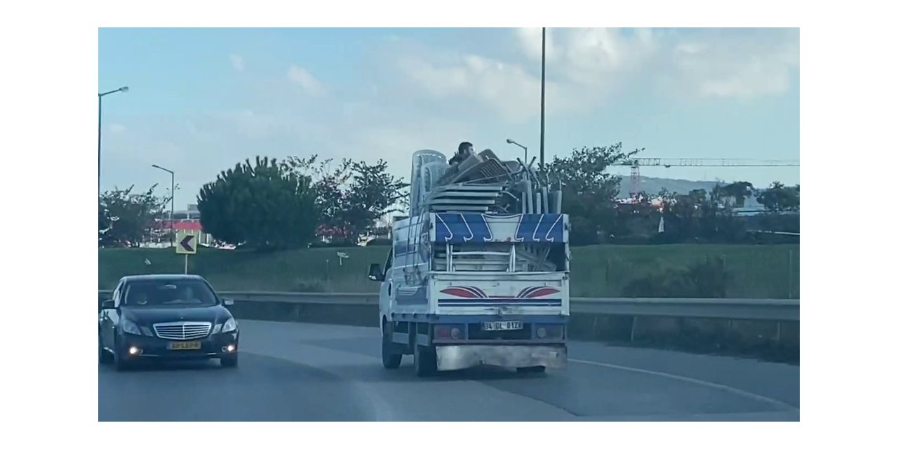 Ümraniye’de kamyonet kasasında tehlikeli yolculuk kamerada