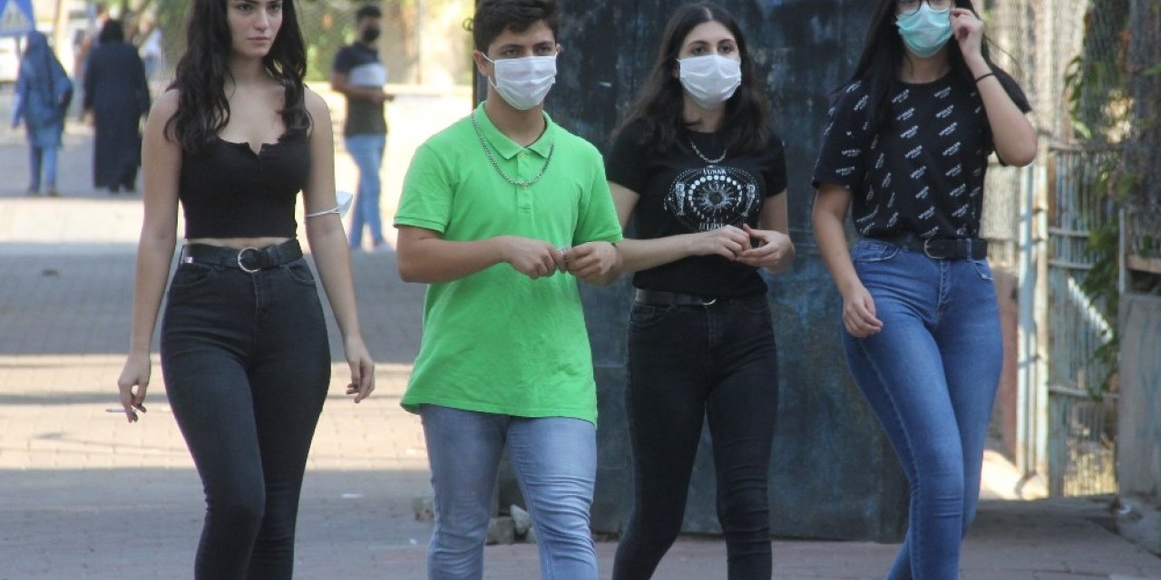 Maskeyi koluna takan kız öğrenci polisten kaçtı