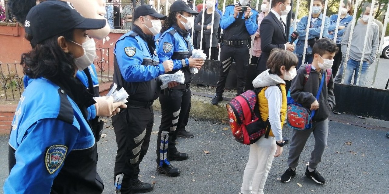 Polisten öğrencilere maskotlu "Korona virüs" uyarısı