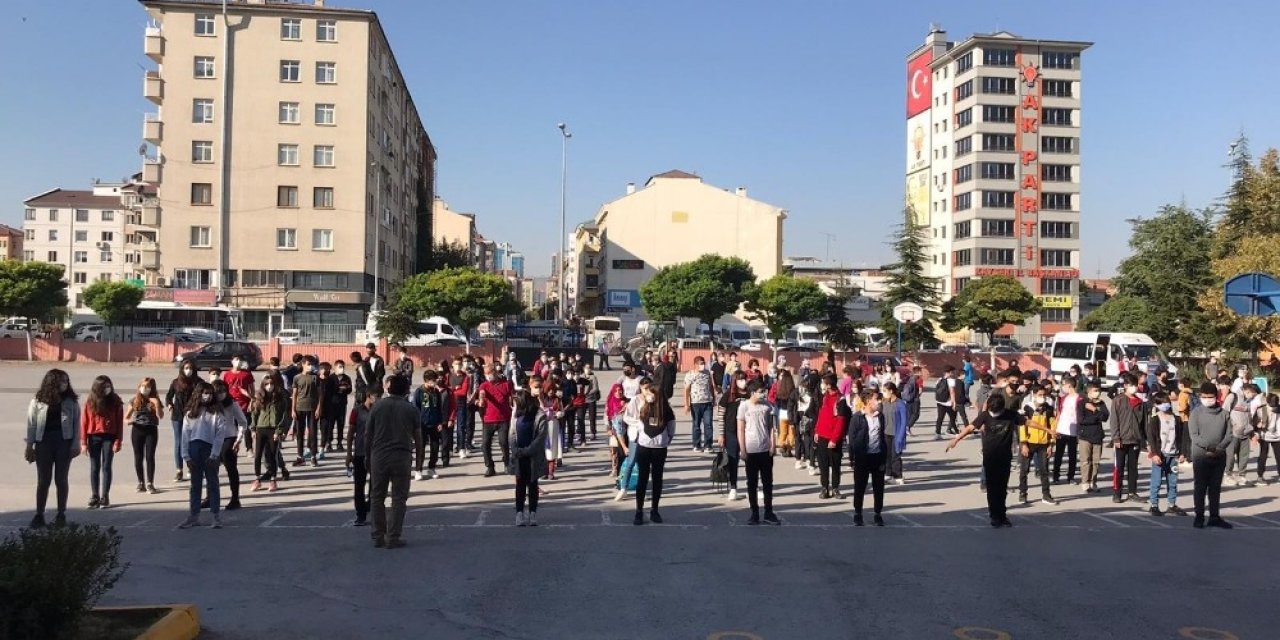 Kademeli eğitimde 8. sınıf öğrencileri okullarına kavuştu