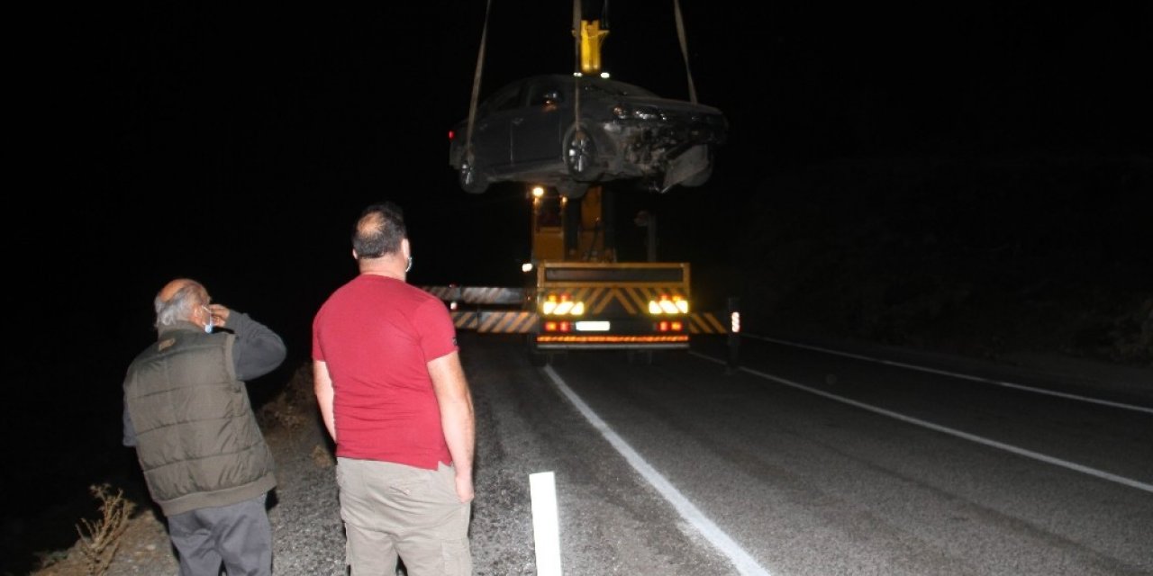 Yoldan çıkan otomobil kayalıklar üzerine düştü