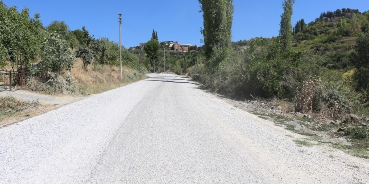 Traktörlerin bile gidemediği yol yenilendi