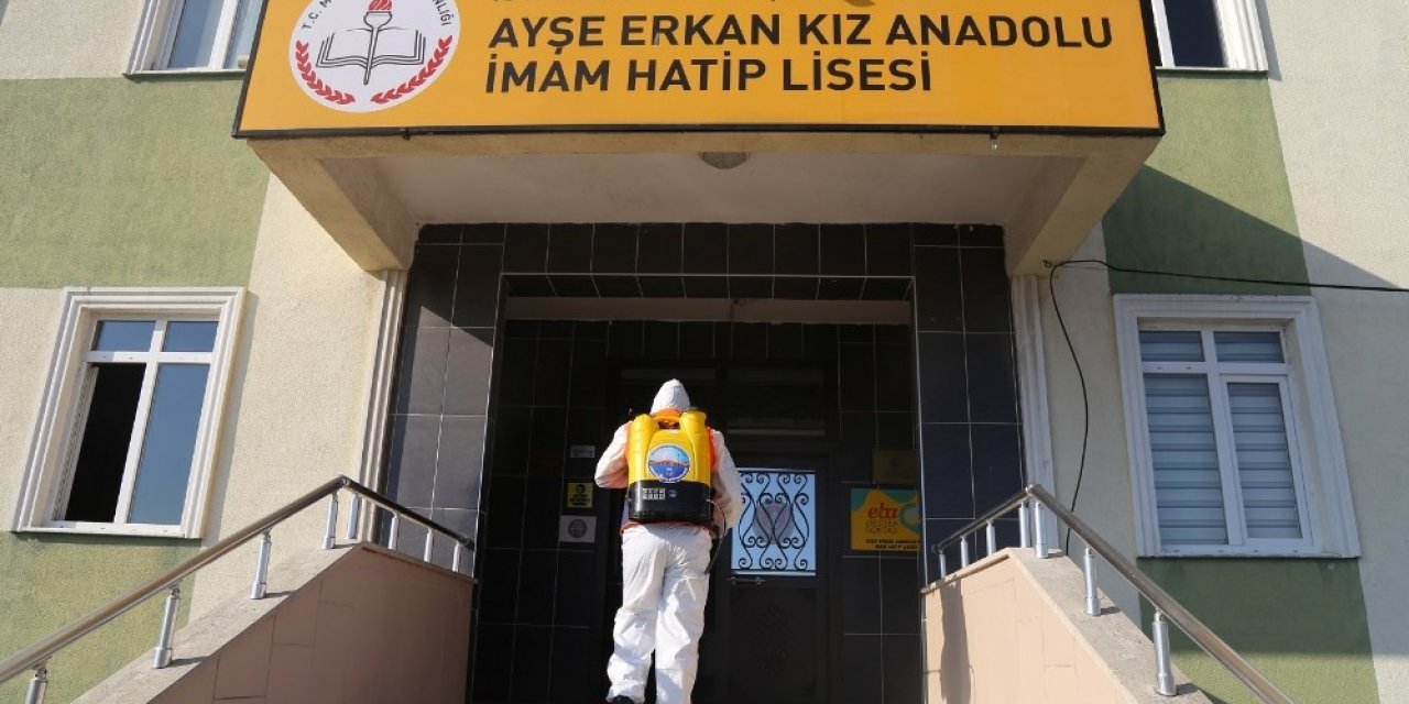 Büyükçekmece’deki okullar dezenfekte edilmeye devam ediyor