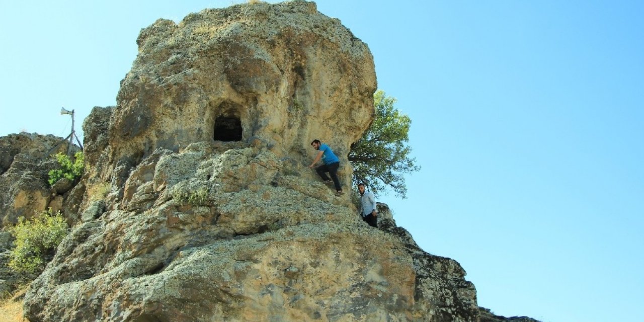 Elazığ’da dikkat çeken "Delikli Kaya"