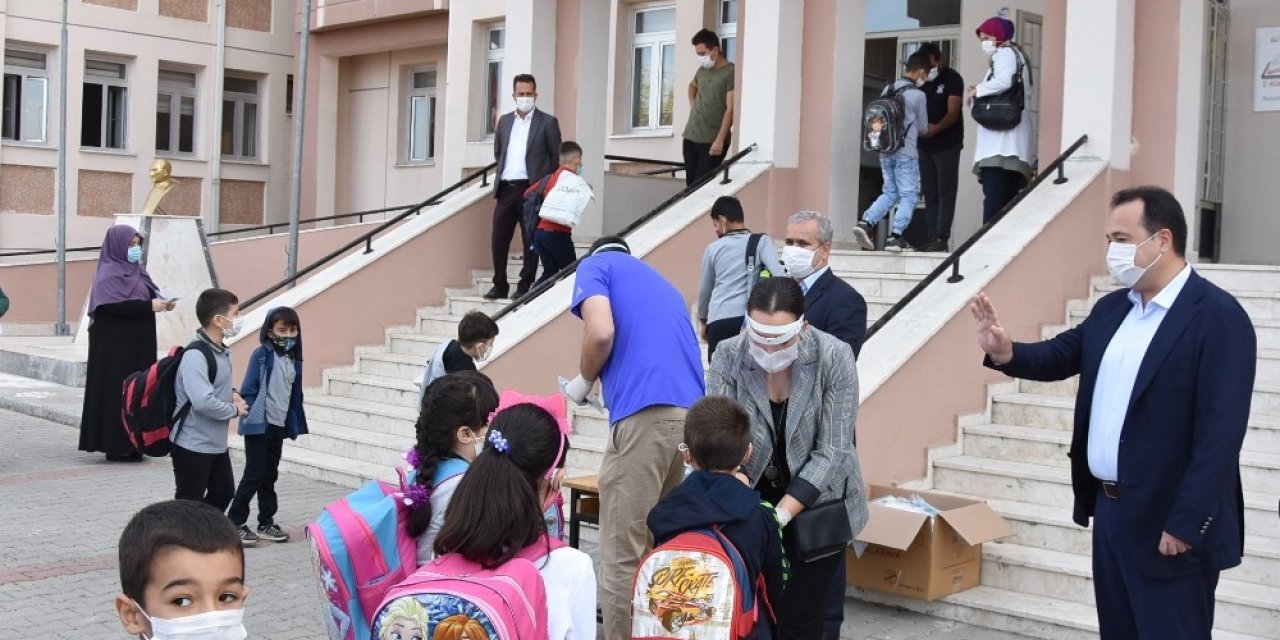 Başkan Dutlulu, ilk ders zilinde öğrencilerin yanında oldu