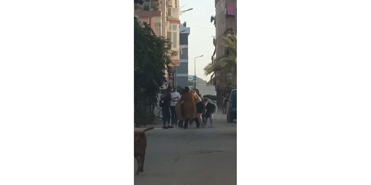 Kadınlar saç saça baş başa kavga etti, erkekler film izler gibi izledi
