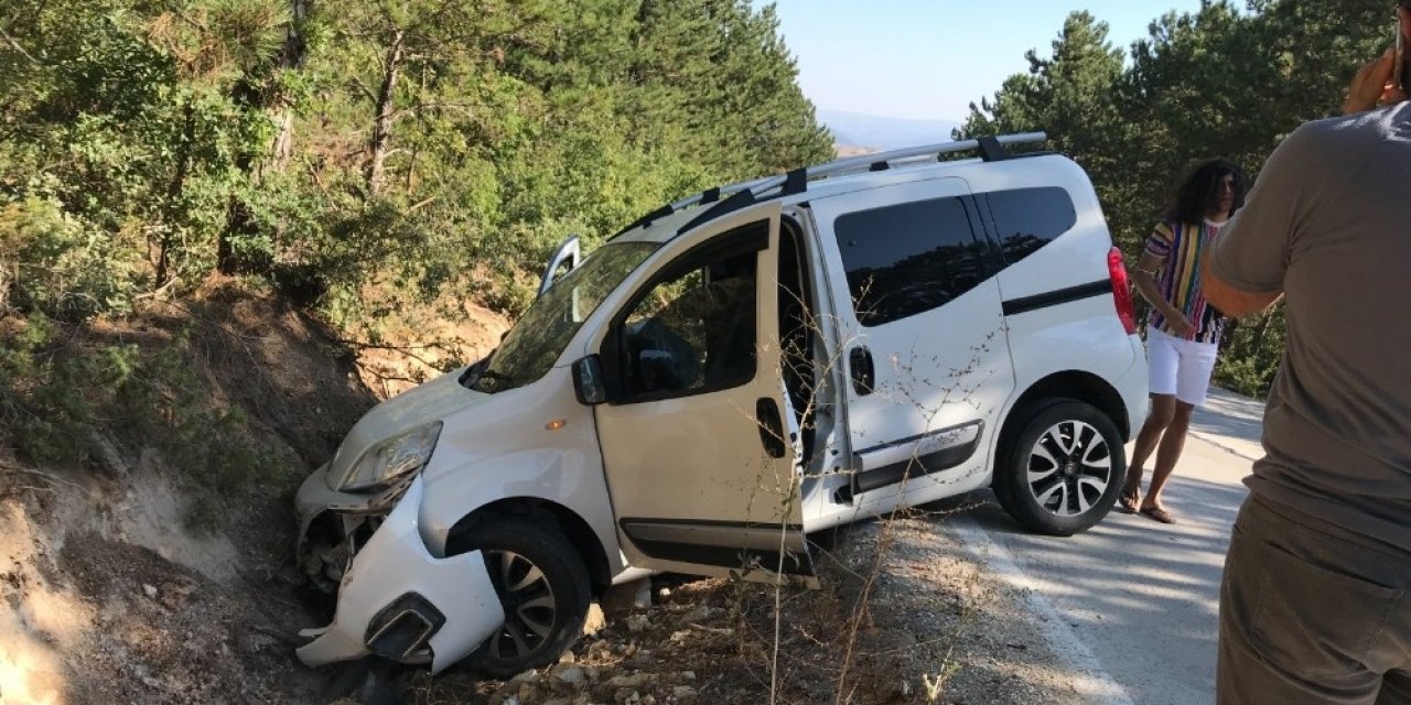 Bilecik’te hafif ticari aracın su kanalına çarpması sonucu 1 kişi yaralandı