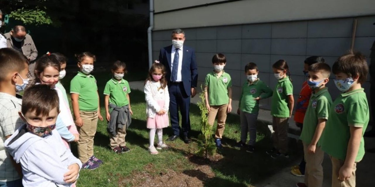 Vali Atay orman yangınlarına dikkat çekti öğrencilerle fidan dikti