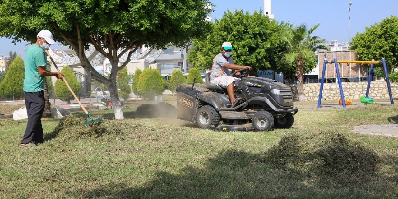 Erdemli’de sahil bandı ve sosyal alanlarda bakım çalışmaları sürüyor