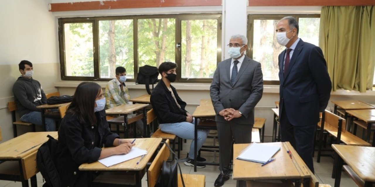 Başkan Güder yüz yüze eğitime başlayan öğrencileri yalnız bırakmadı