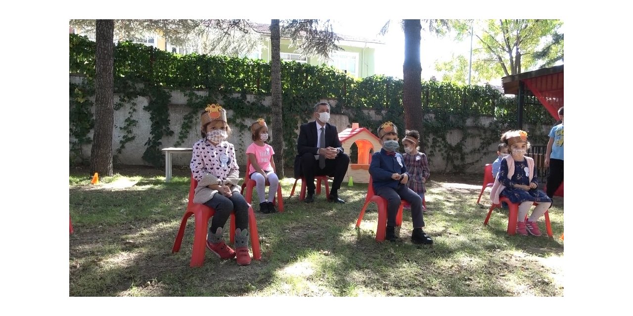 Bakan Selçuk, öğrencilerin temassız oyunlarına eşlik etti