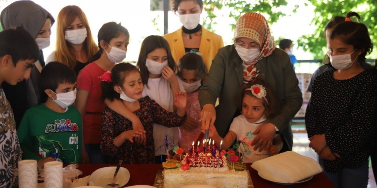 Vali Yırık’ın eşi Ayşe Yırık, çocuklarla bir araya geldi