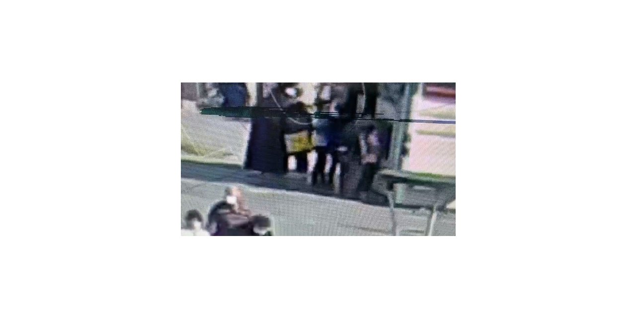 ATM tacizcisinin polise kafa attığı anlar kamerada