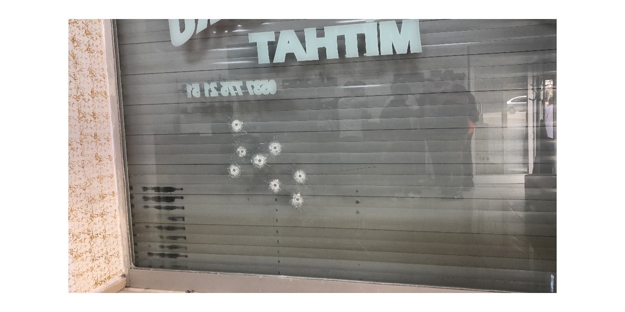 Erkek kuaförü dükkanına kurşun yağdırdılar