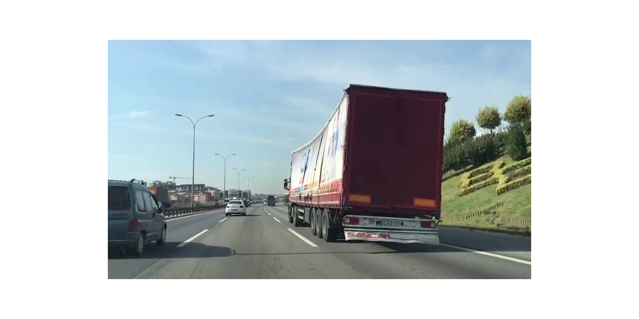Tem otoyolunda aşırı yüklü tırın ilginç yolcuğu kamerada
