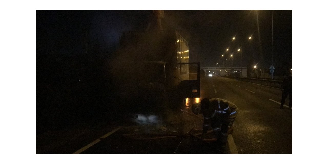 Bursa’da bir kamyon ve bir minibüs alev alev yandı