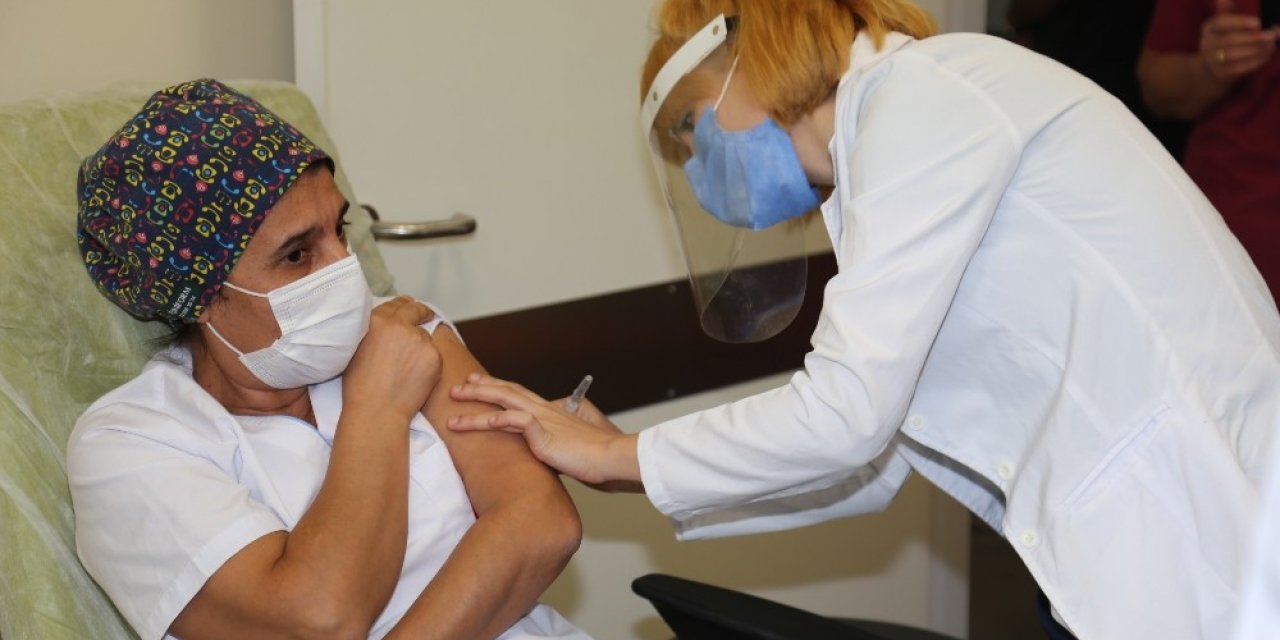İlk Faz 3 aşısı pandemi servisi çalışanına uygulandı
