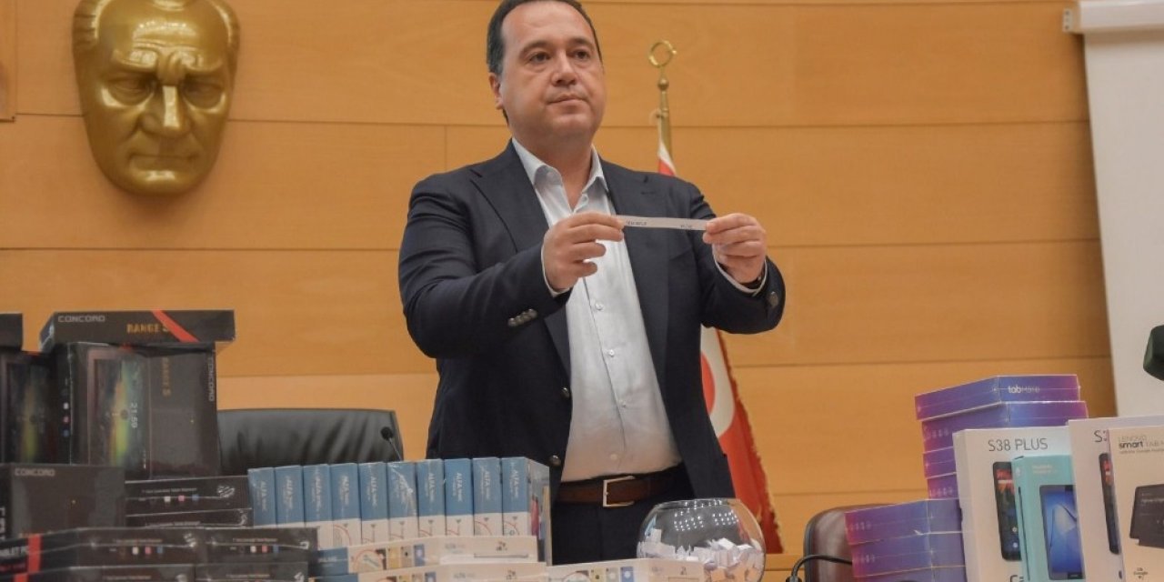 Akhisarlı öğrenciler canlı yayında tabletleriyle buluştu