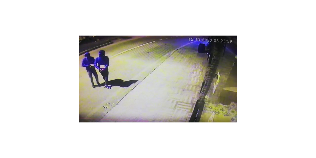 Marketin camını taşla kırıp sigara çalan hırsızlar güvenlik kamerasında