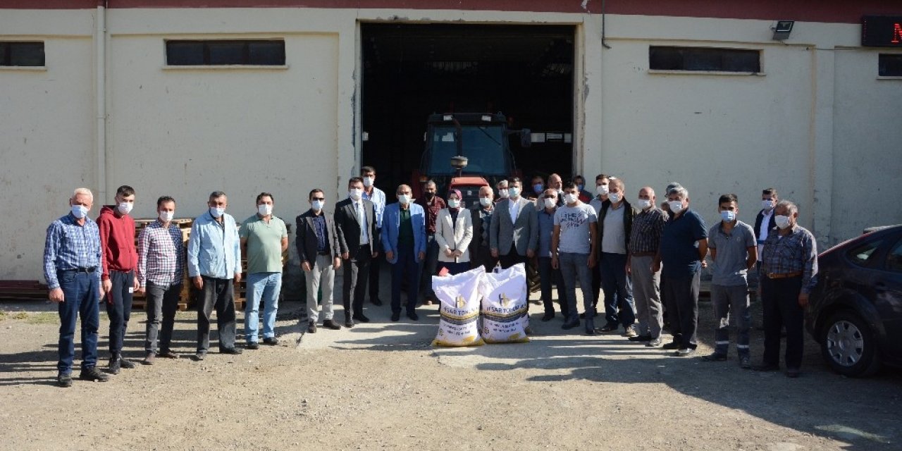 Akyurt Belediyesi çiftçilere arpa tohumu dağıttı