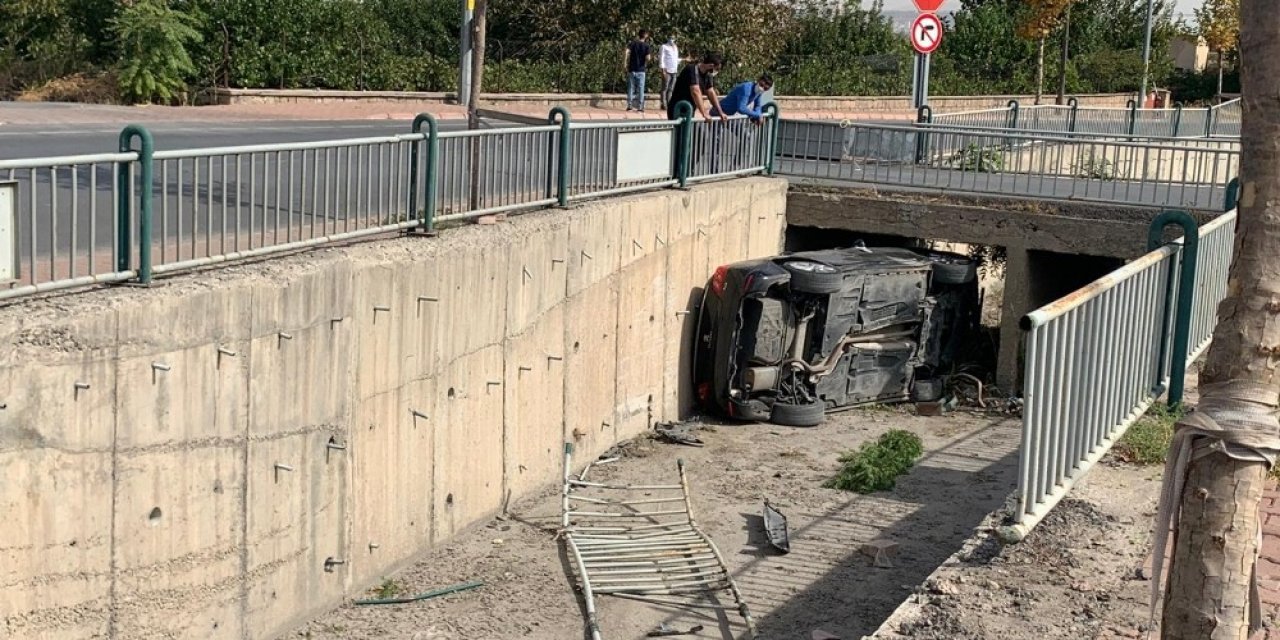 Direksiyon hakimiyeti kaybolan otomobil kanala uçtu: 1 yaralı