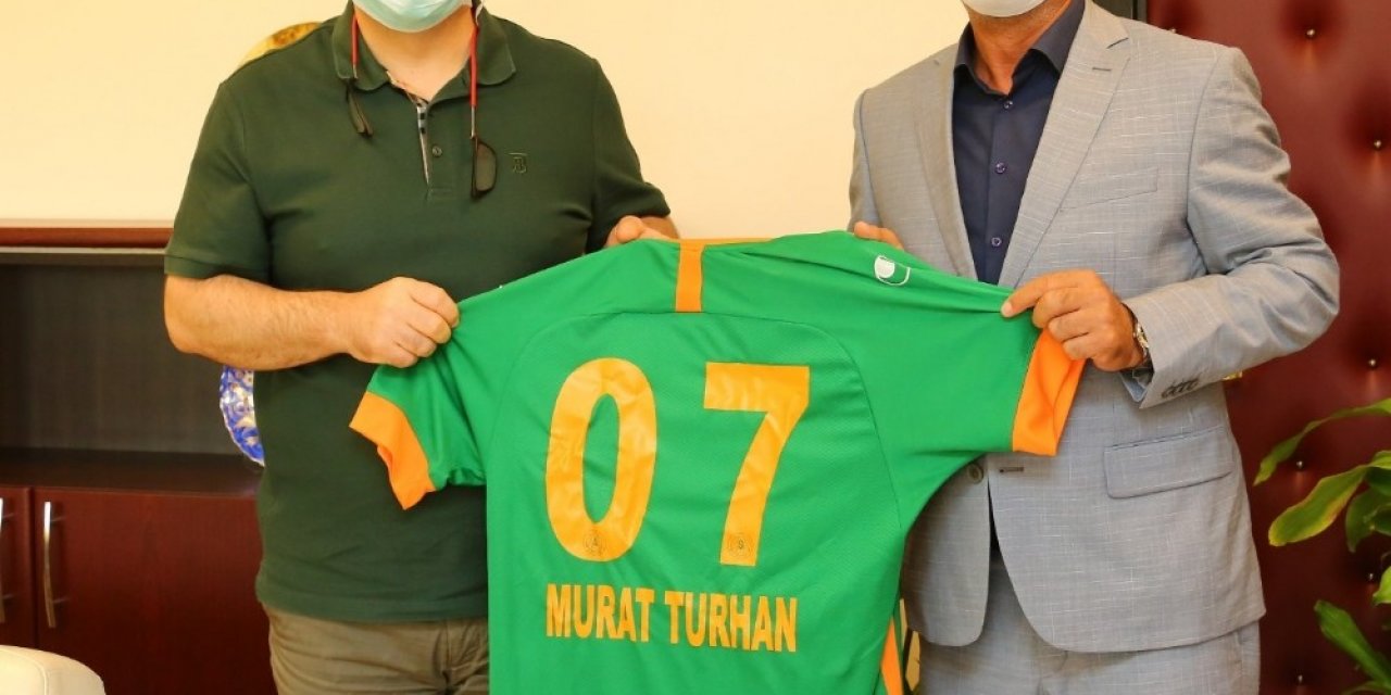 Aytemiz Alanyaspor Başkanı Hasan Çavuşoğlu’ndan Rektör Özkan’a forma