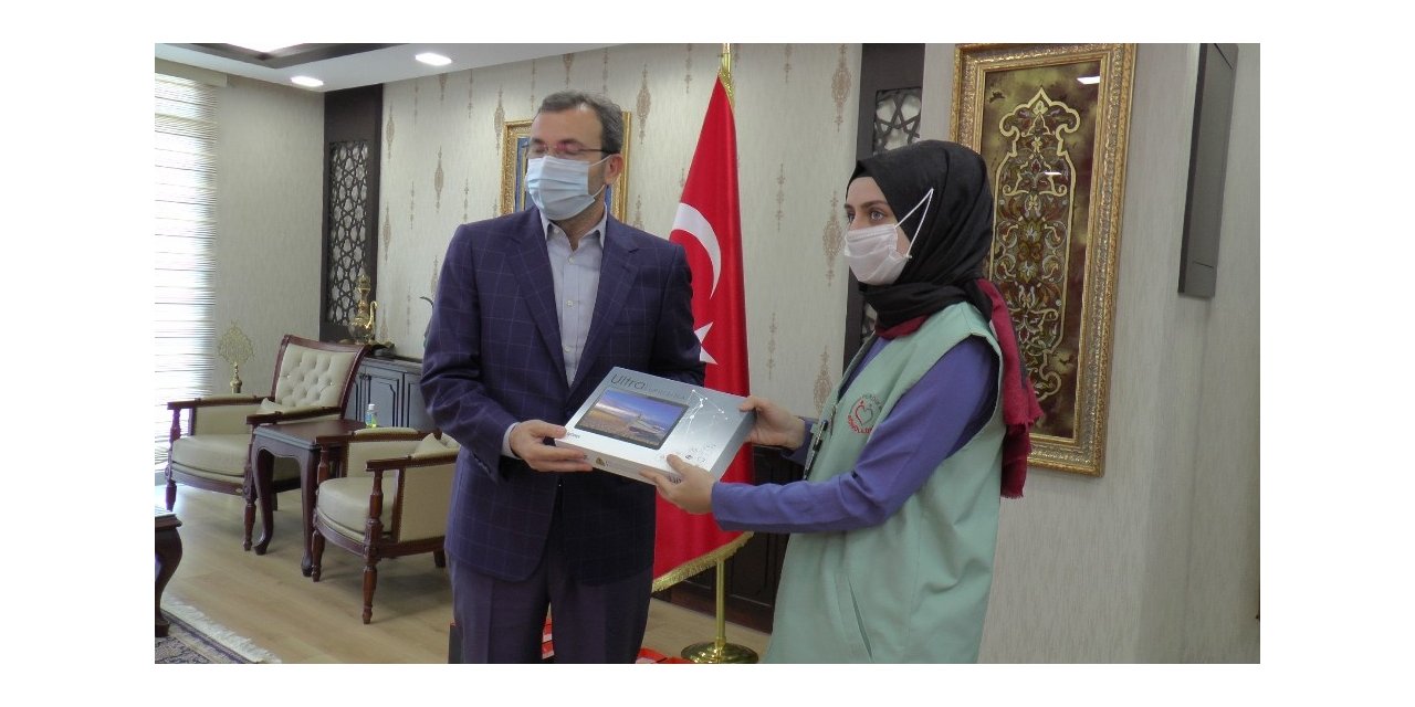 Pendik’te EBA için tabletler öğrencilere dağıtılmaya başlandı