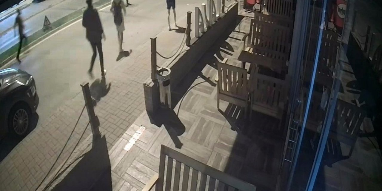Kasksız motosiklet sürücüsü ölümden öndü, yardımına vatandaşlar koştu