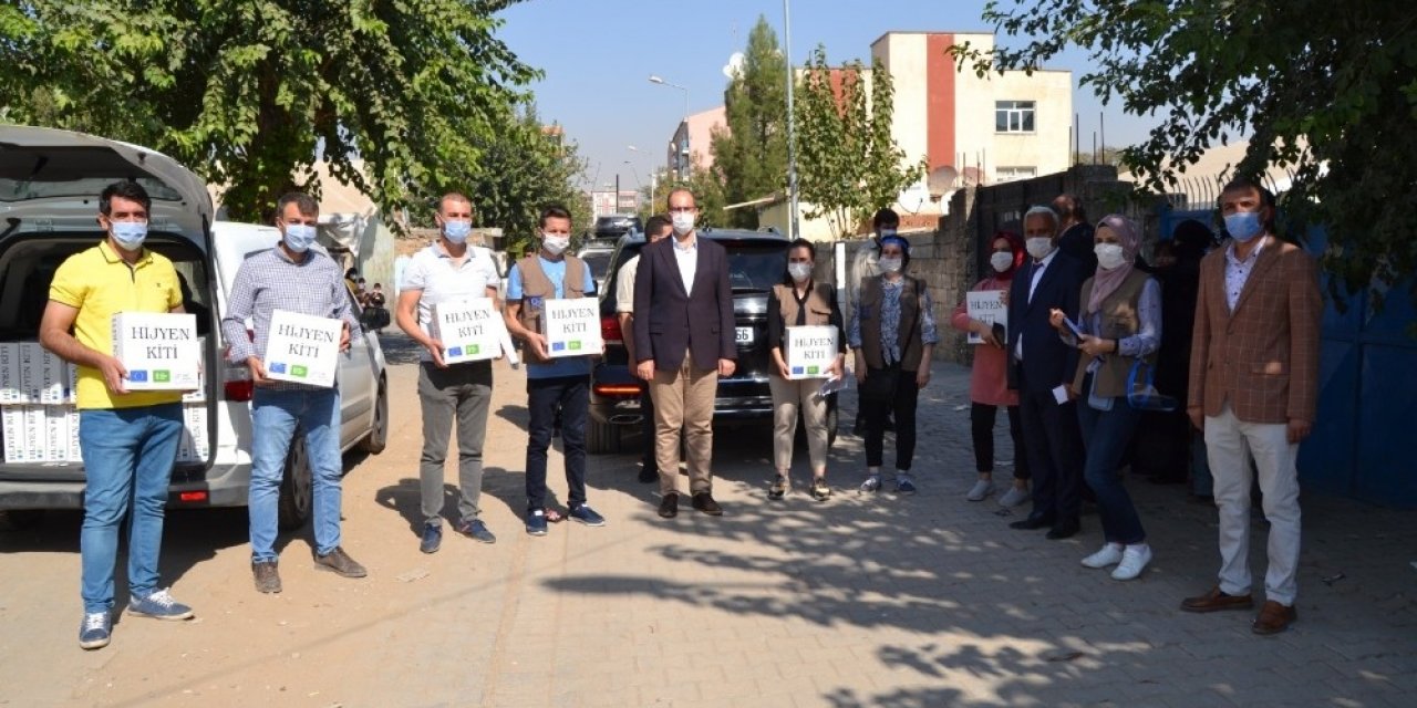 Bismil’de Suriyeli ailelere hijyen kiti dağıtıldı